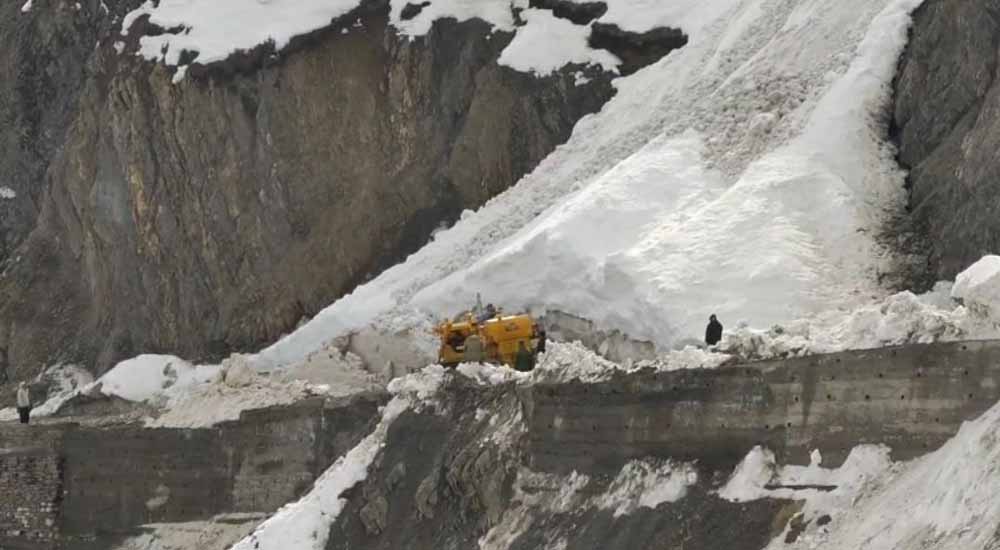 हिमस्खलन से मची तबाही: श्रीनगर-लेह मार्ग पर 6 लोगों की मौत, बचाव कार्य तेज