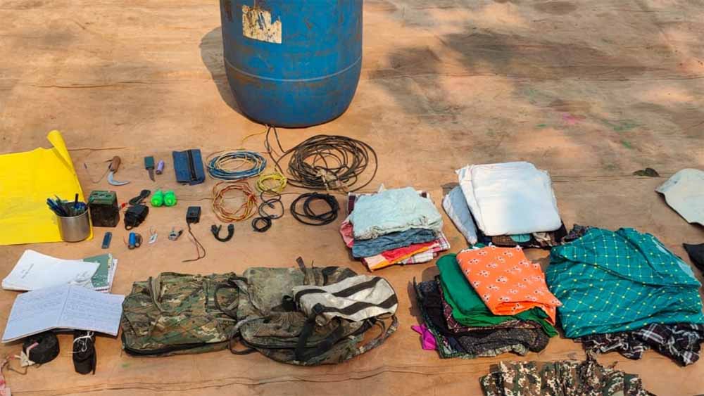 जंगल में छिपा था नक्सलियों का खतरनाक प्लान: सुकमा में CRPF को मिला विस्फोटक डंप, 18 किलो अमोनियम नाइट्रेट बरामद जंगल में छिपा था नक्सलियों का खतरनाक प्लान: सुकमा में CRPF को मिला विस्फोटक डंप, 18 किलो अमोनियम नाइट्रेट बरामद