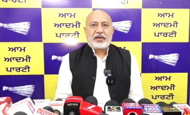 फिर 'दिल्ली वाले आ गए' की रोज दुहाई देने वाले पंजाब के कांग्रेसियो, ये राहुल गांधी क्या भुलथ से हैं और खड़गे जी बाघा पुराना से हैं? - बलतेज पन्नू