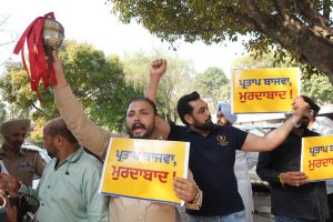 कांग्रेसी नेता प्रताप सिंह बाजवा की टिप्पणियों के विरोध में 'बैंड बाजे' के साथ पंजाब विधानसभा पहुंचे 'आप' नेता !