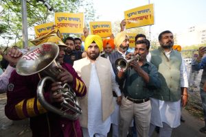 कांग्रेसी नेता प्रताप सिंह बाजवा की टिप्पणियों के विरोध में 'बैंड बाजे' के साथ पंजाब विधानसभा पहुंचे 'आप' नेता !