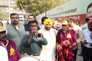 कांग्रेसी नेता प्रताप सिंह बाजवा की टिप्पणियों के विरोध में 'बैंड बाजे' के साथ पंजाब विधानसभा पहुंचे 'आप' नेता !