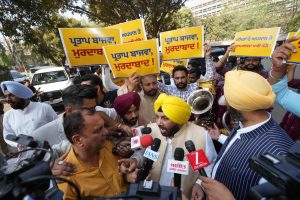 कांग्रेसी नेता प्रताप सिंह बाजवा की टिप्पणियों के विरोध में 'बैंड बाजे' के साथ पंजाब विधानसभा पहुंचे 'आप' नेता !