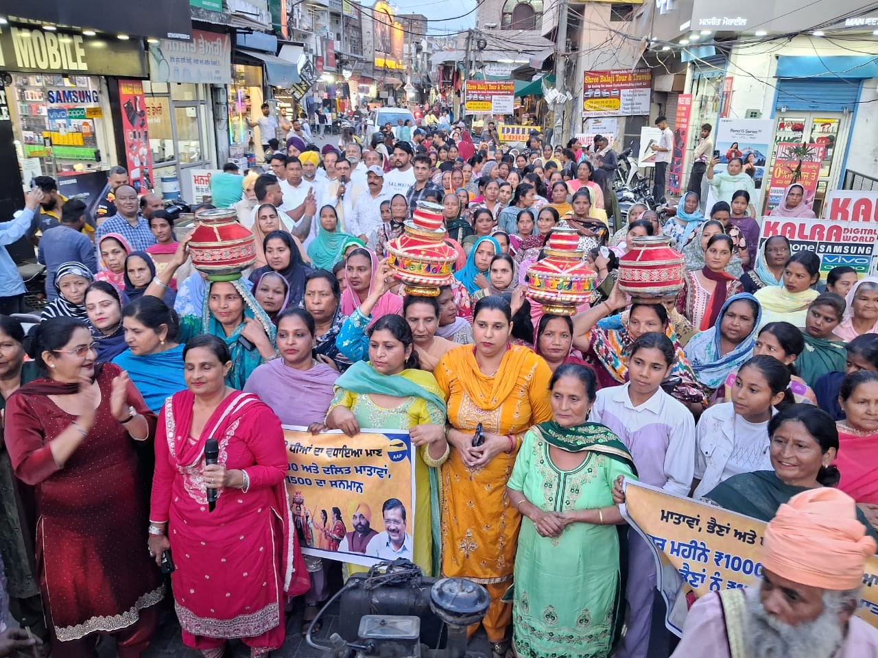 केजरीवाल और मुख्यमंत्री मान का बड़ा तोहफ़ा; जनरल महिलाओं को 1,000 और SC महिलाओं को 1,500 रुपये प्रतिमाह, पंजाब भर में जागो निकालकर किया स्वागत