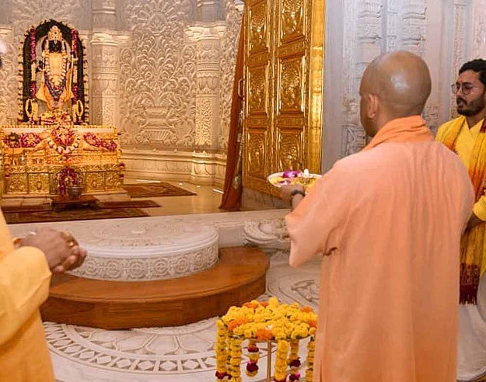 एक दिवसीय दौरे पर अयोध्या पहुंचे सीएम योगी, श्रीरामलला के चरणों में झुकाया शीश