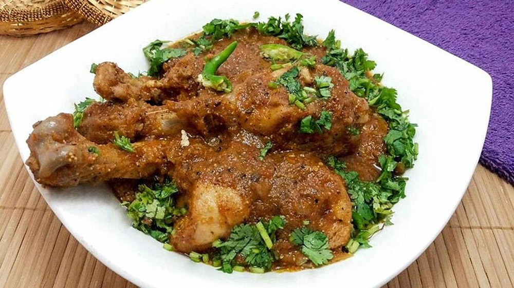 मेहमानों के लिए झटपट तैयार करें लजीज काली मिर्च चिकन करी