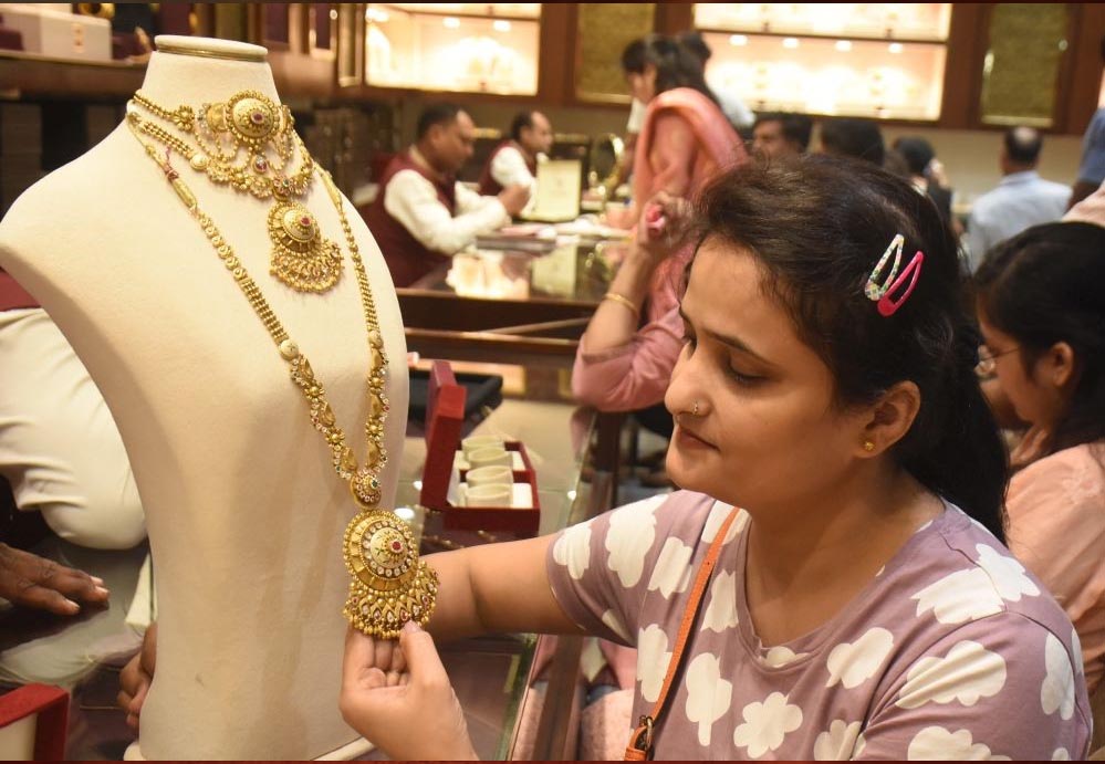 सोना-चांदी की कीमतों में आई भारी गिरावट, चमक पड़ी फीकी, जानें आज के रेट