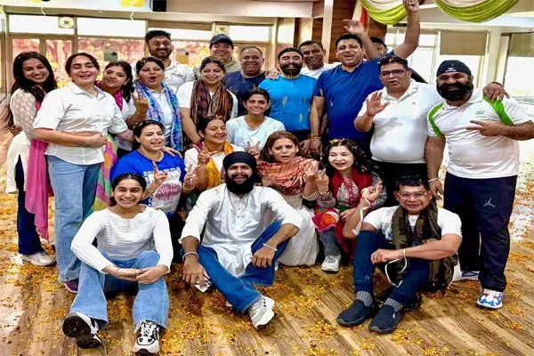 जालंधर: जिमख़ाना क्लब में फूलों वाली होली की धूम, भांगड़े की थाप पर थिरके सदस्य