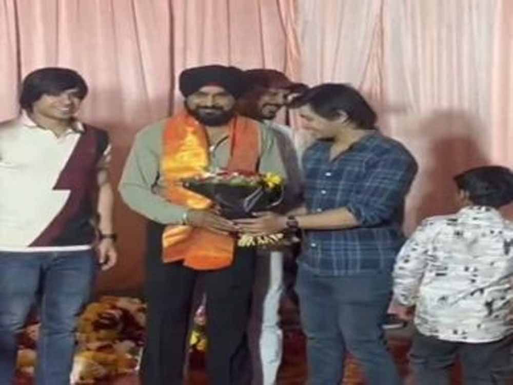 अपराधियों से जन्मदिन का गुलदस्ता लेना पड़ा महंगा, इंदौर के हेड कॉन्स्टेबल जीतू सरदार निलंबित