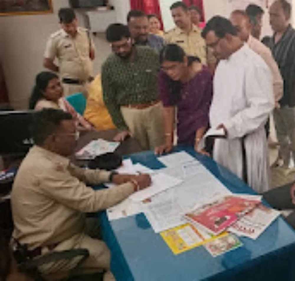 महिला दिवस कार्यक्रम में बवाल: जबलपुर के चर्च में घुसे निलंबित प्राचार्य, प्रार्थना के दौरान हंगामा; समुदाय ने कार्रवाई की मांग की