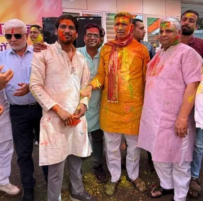 होली मिलन में दिखी कांग्रेस की रंगत: जीतू पटवारी ने दिग्विजय सिंह को लगाया रंग