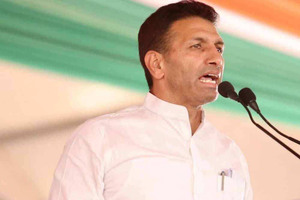 राज्यसभा में क्रॉस वोटिंग का खतरा, कांग्रेस ने बढ़ाई विधायकों की बाड़ेबंदी, हरियाणा, ओडिशा और बिहार की घटनाओं के बाद टेंशन राज्यसभा में क्रॉस वोटिंग का खतरा, कांग्रेस ने बढ़ाई विधायकों की बाड़ेबंदी, हरियाणा, ओडिशा और बिहार की घटनाओं के बाद टेंशन