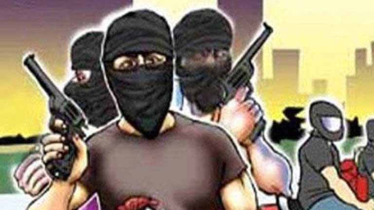 दोपहर में बैंक पर धावा: 6 हथियारबंद बदमाशों ने 13 लाख रुपये लूटे, इलाके में मचा हड़कंप