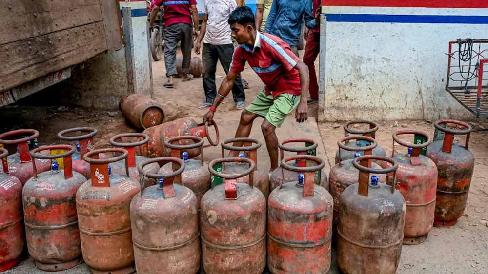 सरकार का दावा: सभी रिफाइनरियां पूरी क्षमता पर, 18,700 टन LPG की रिकॉर्ड सप्लाई