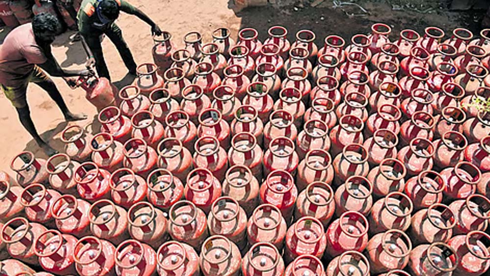 सिलेंडर की भारी कमी, 25 दिन का नियम कागजों तक ही सीमित, महीने बाद ही मिलेगा नया