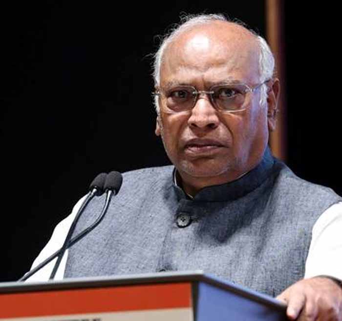 खरगे का तंज—प्यार हमसे, शादी मोदी से, PM मोदी भी हंसे, संसद में छाया मजेदार पल