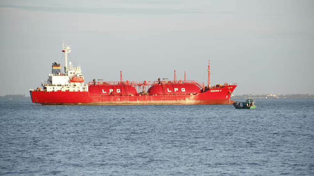 तनाव के बीच भारत को राहत: स्ट्रेट ऑफ होर्मुज से गुजरेंगे दो LPG जहाज