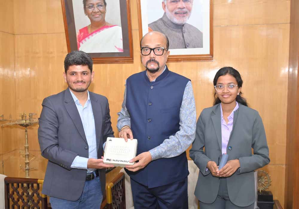 राज्यपाल डेका से यूनीसेफ के इमेजिन वेंचर के प्रथम भारतीय पुरस्कार विजेता ने की सौजन्य भें