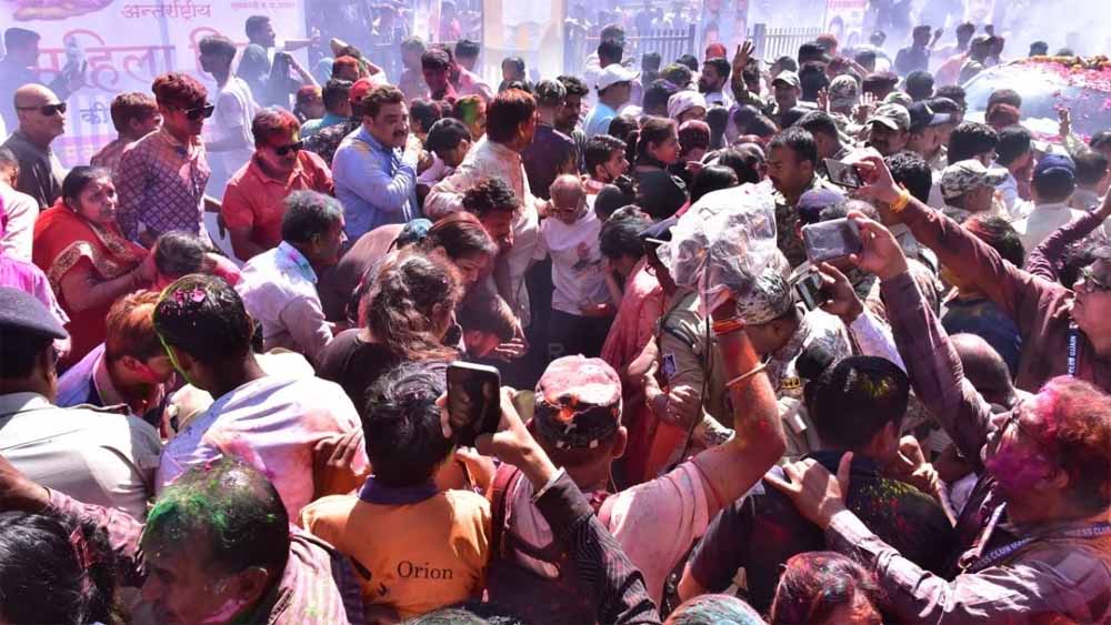 रंग पंचमी उत्सव में भगदड़ जैसे हालात: उज्जैन की गेर में पटाखा फटने से 5 घायल