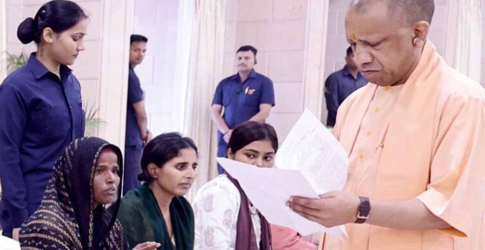 जनता दर्शन में अनोखा संवाद: सीएम ने बच्चे से की पढ़ाई पर बात, दी सलाह- मोबाइल नहीं, किताबों पर दो ध्यान