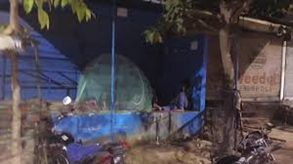 मच्छरदानी, बिछावन और गैस की लाइन: यूपी के बस्ती में रसोई गैस की भारी किल्लत, महिलाओं और बुजुर्गों की फजीहत