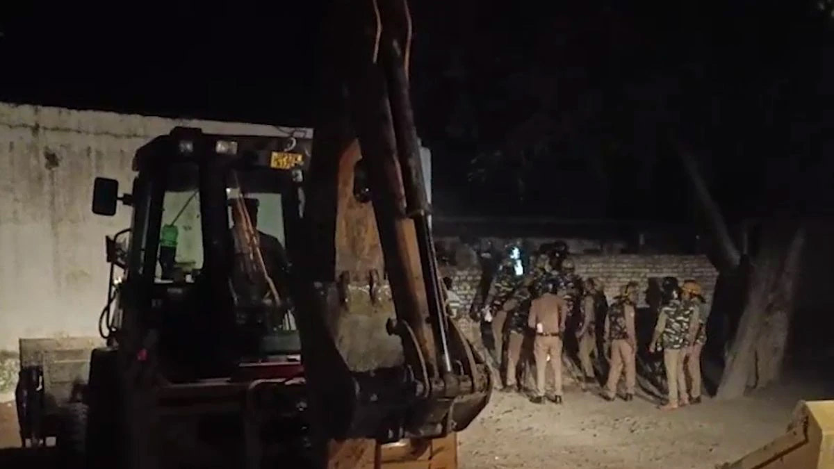 कोर्ट का आदेश, याचिका खारिज होने के बाद भारी पुलिस बल की मौजूदगी में हटा अवैध निर्माण