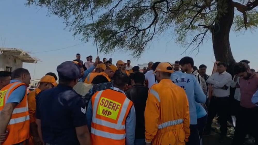 रिंग रेस्क्यू नाकाम, भागीरथ की मदद से रिंग फंसी; सुरंग की खुदाई जारी, बोरवेल पर नजरें