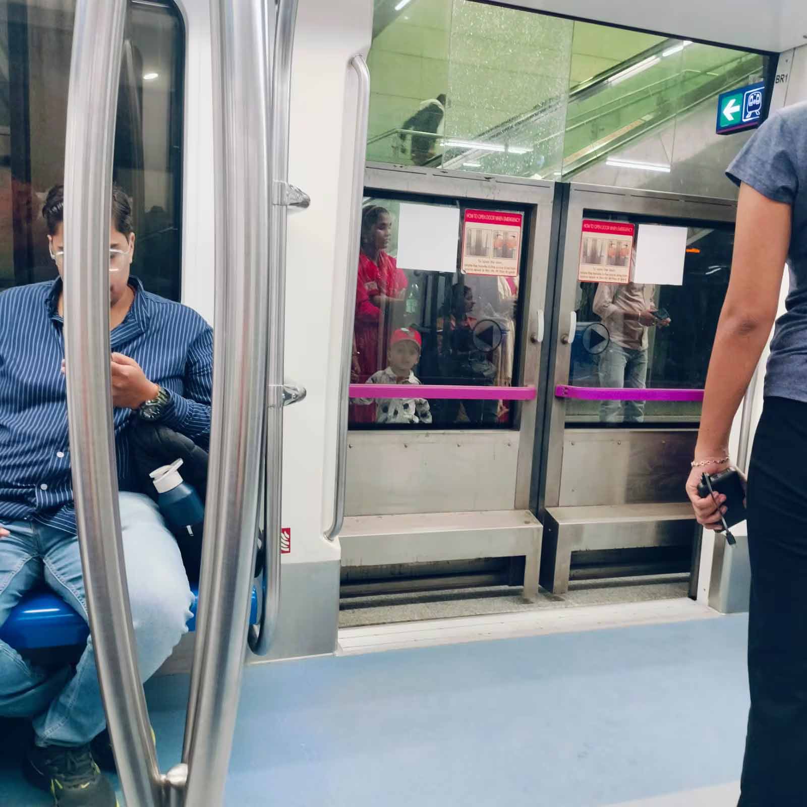 मैजेंटा लाइन पर ट्रेनों में देरी, ऑटोमैटिक गेट नहीं खुल रहे, यात्री फंसे