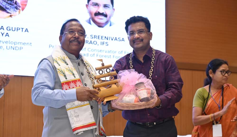प्रकृति में जनजातीयों की अटूट आस्था से जल जंगल का संरक्षण – मंत्री रामविचार नेताम प्रकृति में जनजातीयों की अटूट आस्था से जल जंगल का संरक्षण – मंत्री रामविचार नेताम