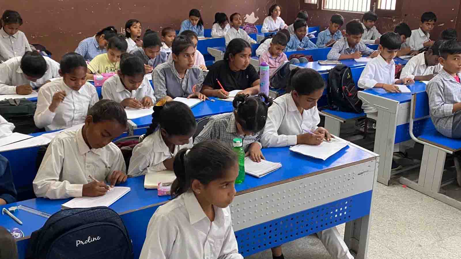 खाली हो चुके स्कूलों में लौटी रौनक, एसडीएम के आदेश के बाद जनगणना ड्यूटी छोड़ क्लासरूम पहुंचे शिक्षक खाली हो चुके स्कूलों में लौटी रौनक, एसडीएम के आदेश के बाद जनगणना ड्यूटी छोड़ क्लासरूम पहुंचे शिक्षक