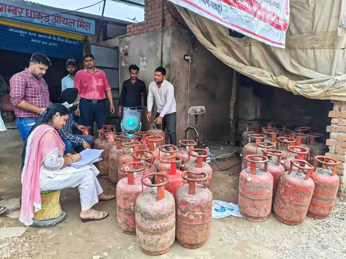 रसद विभाग की बड़ी कार्रवाई, घरेलू सिलिंडरों से वाहनों में गैस भरने वाले गिरोह पर कसा शिकंजा