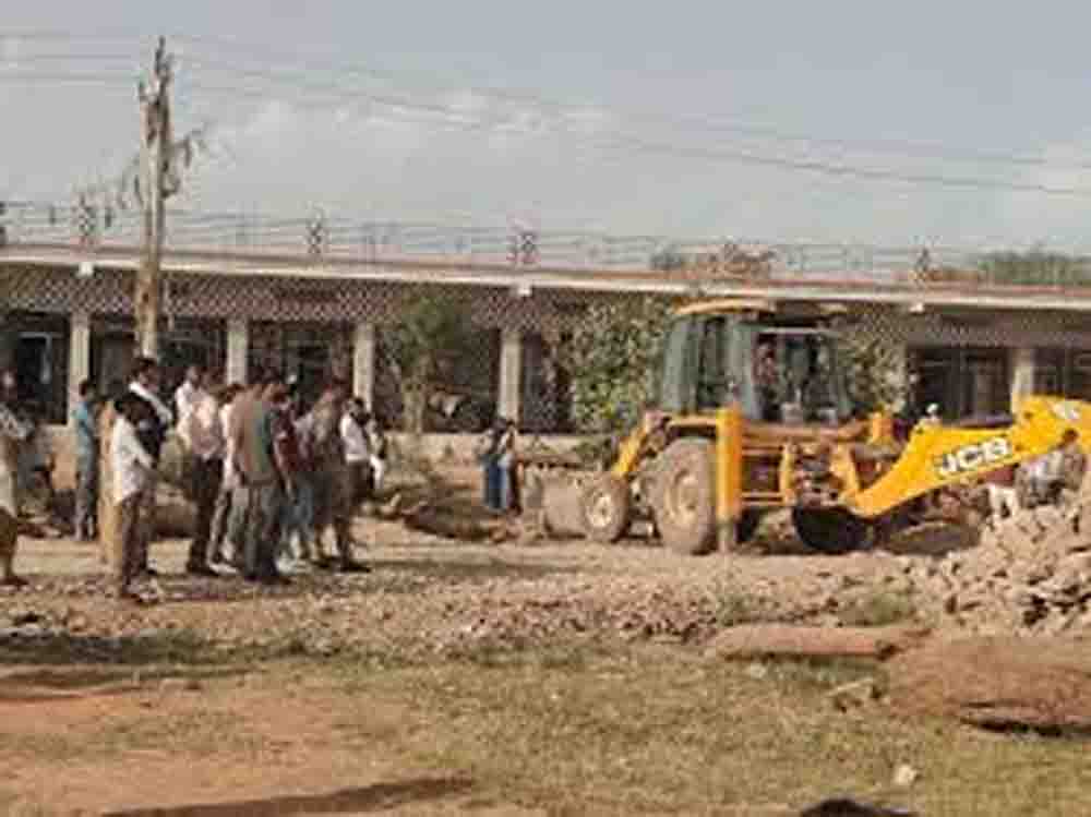 बिहारशरीफ शीतला मंदिर में बड़ा बदलाव, भगदड़ रोकने के लिए हटा अतिक्रमण और बनाई जा रही ढलान