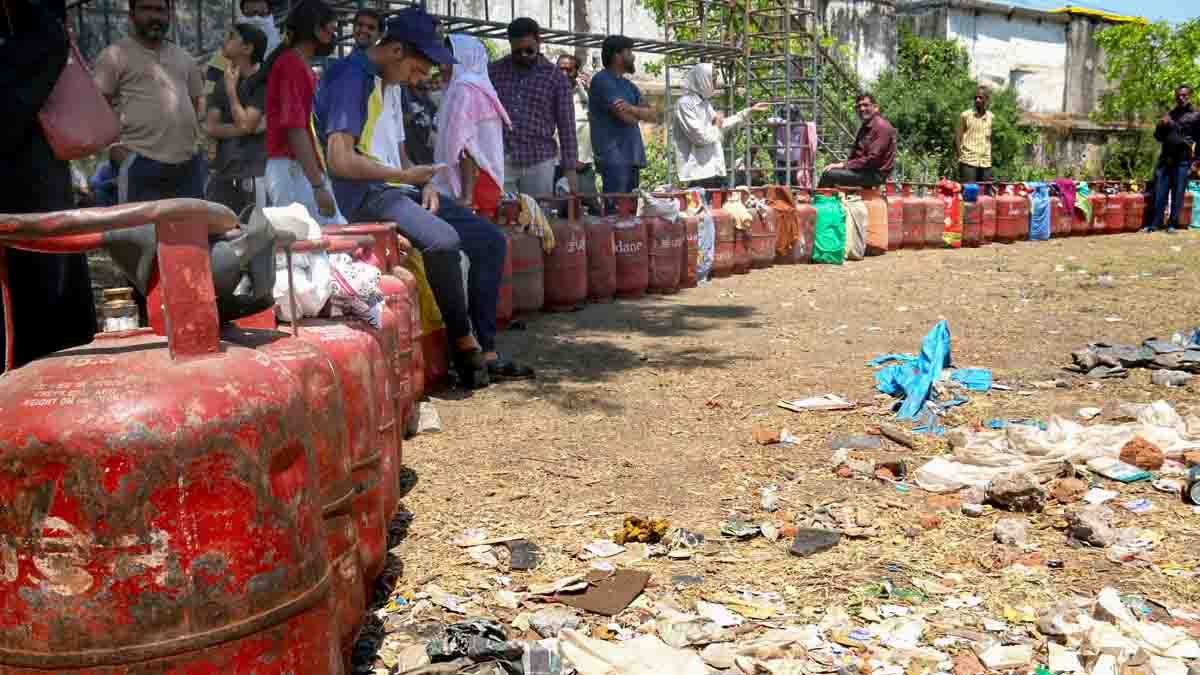 ईरान-इजरायल युद्ध के बीच दिल्ली में ऊर्जा संकट से निपटने की तैयारी, बवाना और अलीपुर में 100 सिलेंडर जब्त