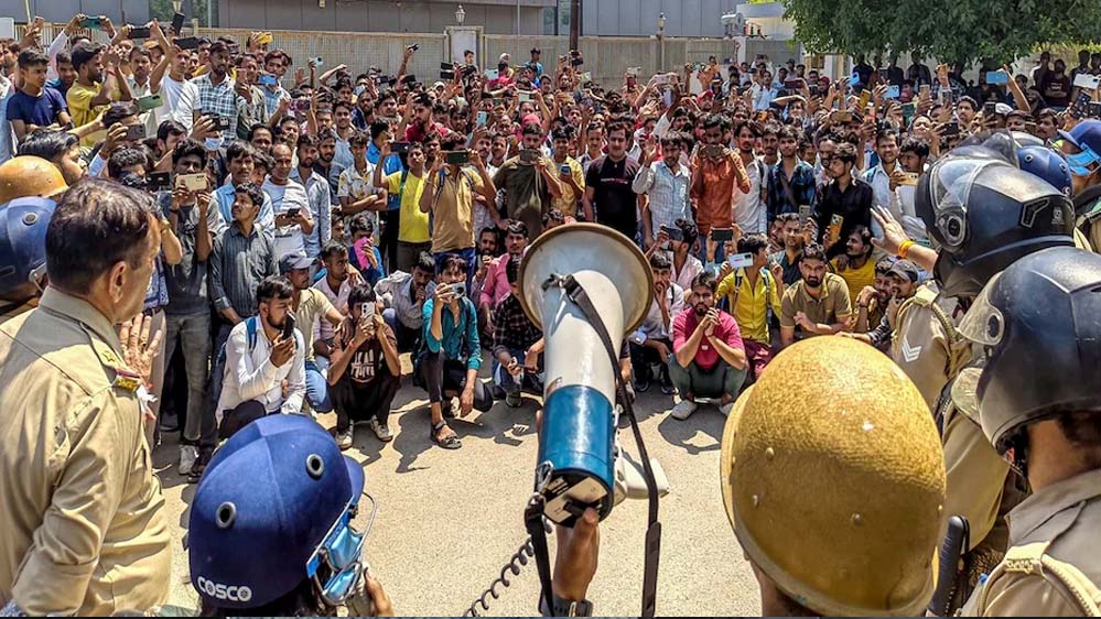 सैलरी बढ़ोतरी की मांग पर कर्मचारी अड़े, फैक्ट्रियों में काम रुकने से पुलिस पर पत्थरबाजी