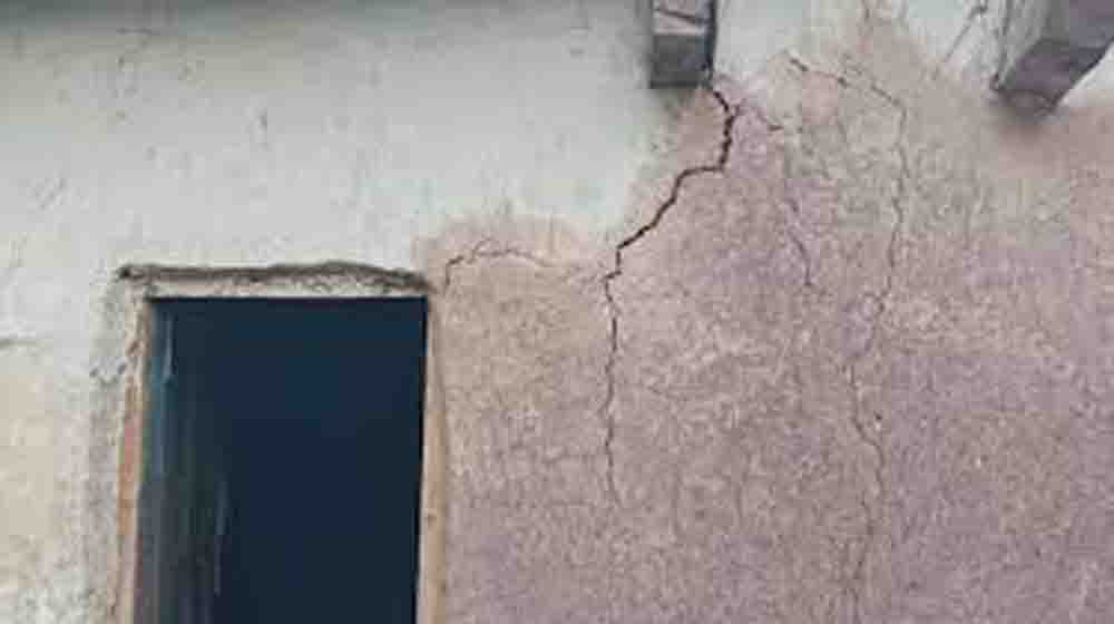 संकट में आशियाने, धनबाद-सिंदरी मार्ग के पास फटी जमीन और लोगों ने शुरू किया पलायन