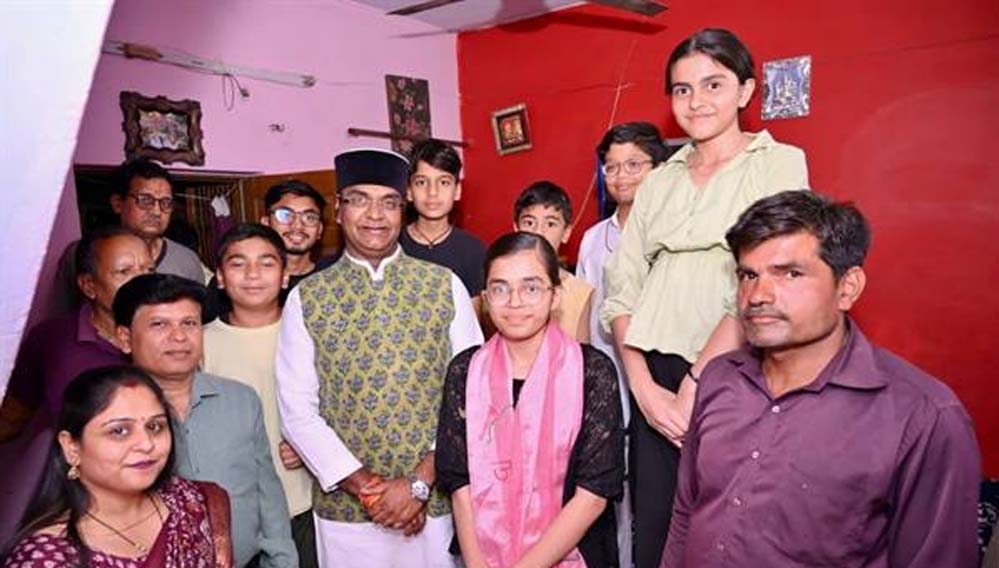 हिमांशी ने नरेला का नाम किया रोशन, मंत्री सारंग ने घर पहुंचकर बढ़ाया हौसला