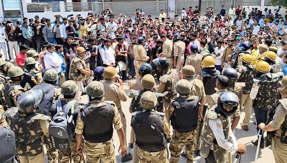 नोएडा प्रोटेस्ट में कर्मचारियों के अलावा थे कई 'उपद्रवी', पब्लिक पोस्टरों से होगा खुलासा