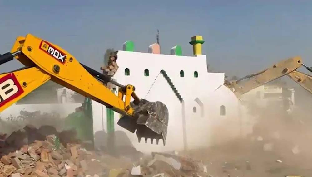 संभल में सरकारी जमीन पर बने इमामबाड़ा और ईदगाह पर चला बुलडोजर, जमींदोज किया गया