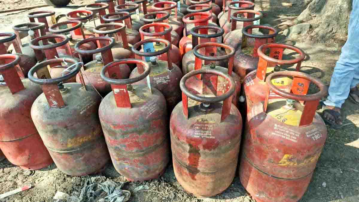 पलामू के मेडिकल कॉलेज में मची अफरातफरी, मेस में एलपीजी खत्म होने से बंद हुई छात्रों की चाय और अंडा