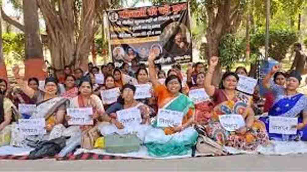 बिहार की महिलाओं का सफेद कपड़ों में सत्याग्रह, नीतीश की विरासत के लिए निशांत कुमार के नाम पर अड़ीं प्रदर्शनकारी