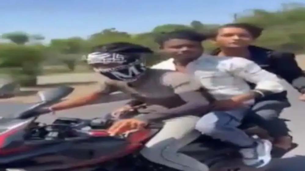 बाइक स्टंट के दौरान हुई त्रासदी, ट्रेलर से टकराकर 3 युवकों की मौत