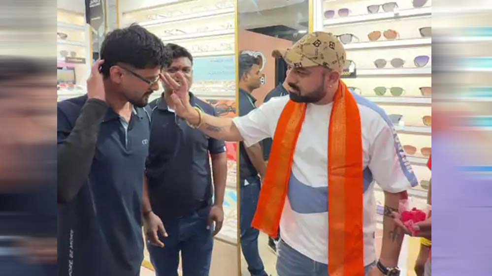 लेंसकार्ट शोरूम पर बजरंग दल का विरोध प्रदर्शन, भोपाल और छिंदवाड़ा में कर्मचारियों को तिलक और कलावा बांधने की घटना