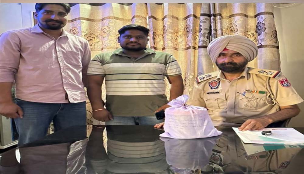 अमृतसर में पुलिस और BSF ने किया बड़ा पकड़, सीमा से 980 ग्राम हेरोइन बरामद, तस्करों का नेटवर्क भी निशाने पर