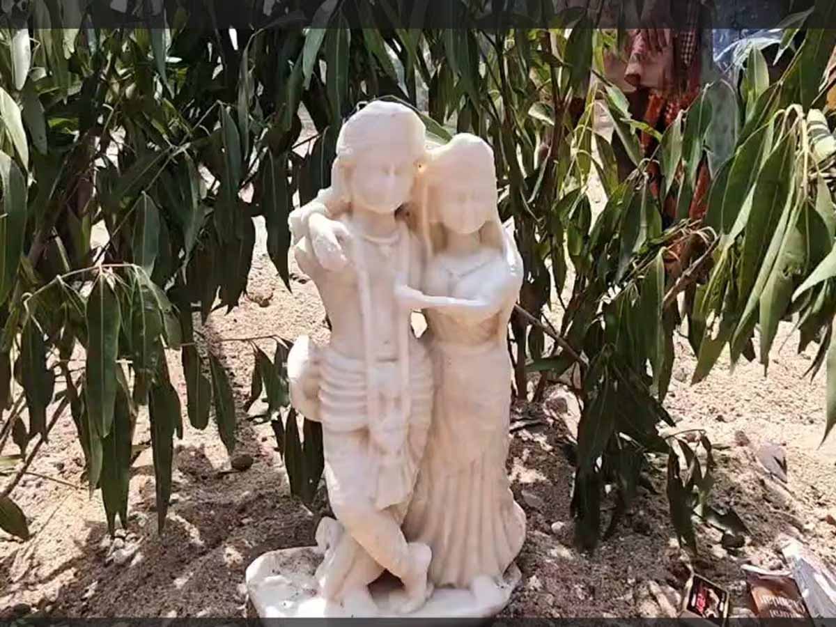 जेसीबी से खुदाई के दौरान निकली मूर्ति, ग्रामीणों ने बनाया अस्थायी मंदिर