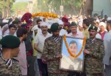 एक ही दिन बड़े बेटे की वर्दी और छोटे बेटे की तिरंगे में लिपटी लाश, दिल दहला देने वाली घटना