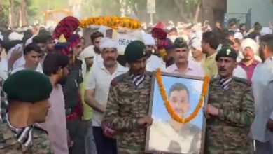 एक ही दिन बड़े बेटे की वर्दी और छोटे बेटे की तिरंगे में लिपटी लाश, दिल दहला देने वाली घटना