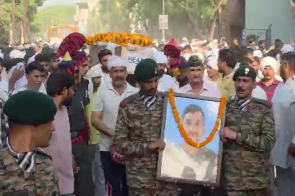 एक ही दिन बड़े बेटे की वर्दी और छोटे बेटे की तिरंगे में लिपटी लाश, दिल दहला देने वाली घटना