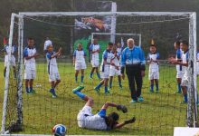 गोल के बाद पीएम मोदी ने खिलाड़ियों के साथ किया सेलिब्रेशन, फुटबॉल मैदान से खास तस्वीरें