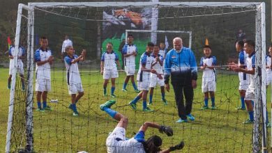 गोल के बाद पीएम मोदी ने खिलाड़ियों के साथ किया सेलिब्रेशन, फुटबॉल मैदान से खास तस्वीरें