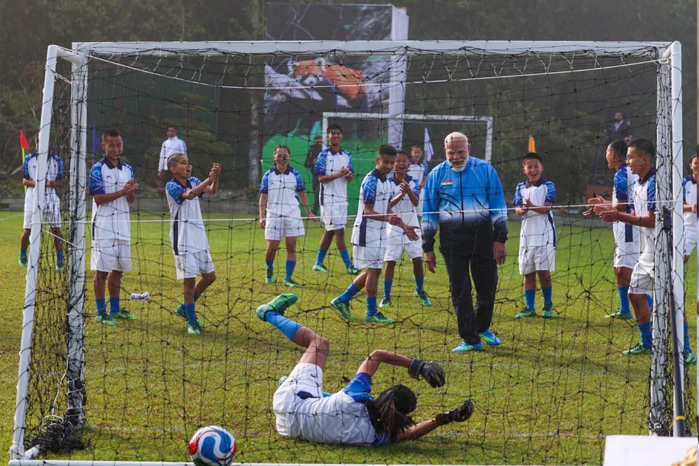 गोल के बाद पीएम मोदी ने खिलाड़ियों के साथ किया सेलिब्रेशन, फुटबॉल मैदान से खास तस्वीरें